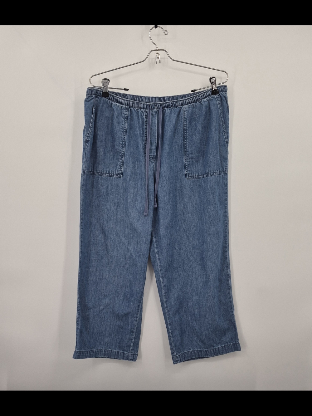 L.L. Bean Pull On Pants Women's Size Large Classic Fit Chambray Coastal Capris
